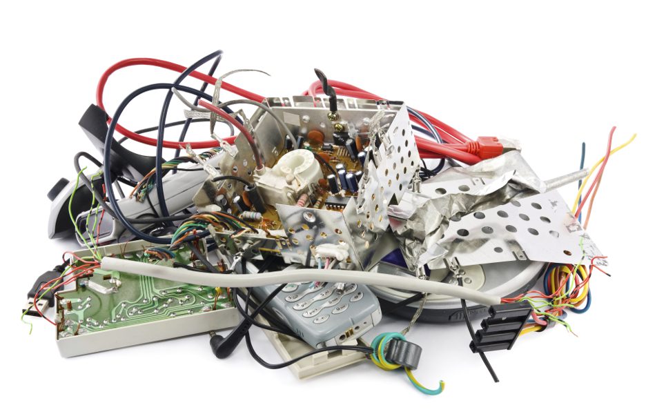 lixo-eletronico-equipamento-quebrado-internet-celular-fio-cabo-936x600