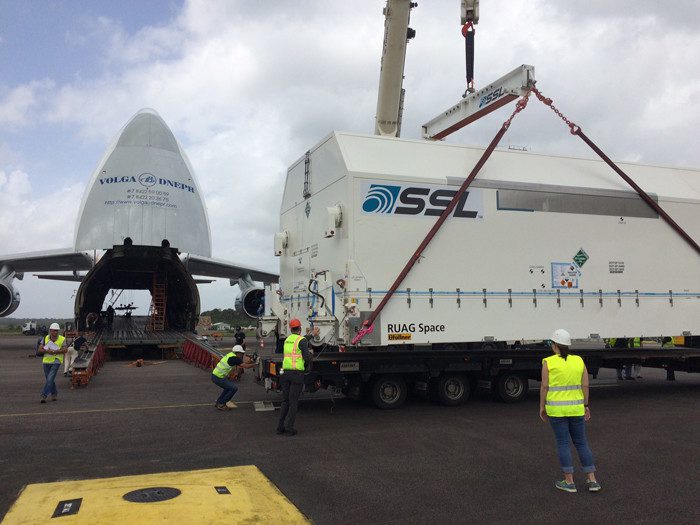 Satélite sendo retirado do avião em Kourou, na Guiana Francesa