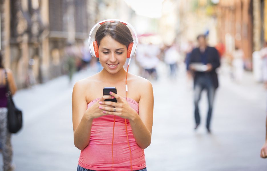 Beautiful Young Woman Listening Music in the City pessoa celular musica ouvindo fone 936px