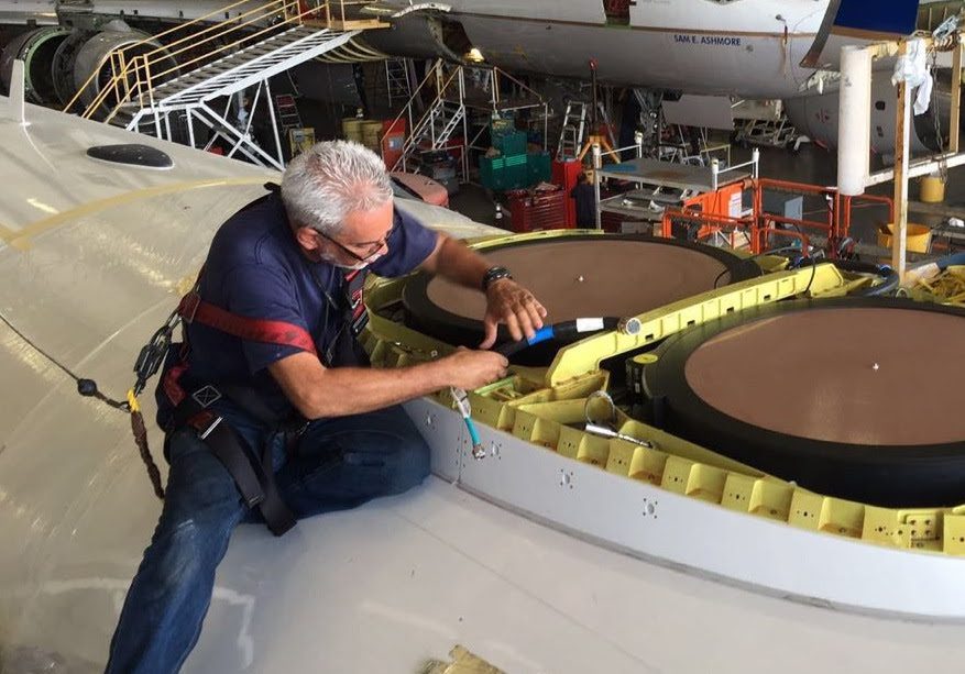 Funcionário da Gogo instala a antena na aeronave da Gol, em Miami