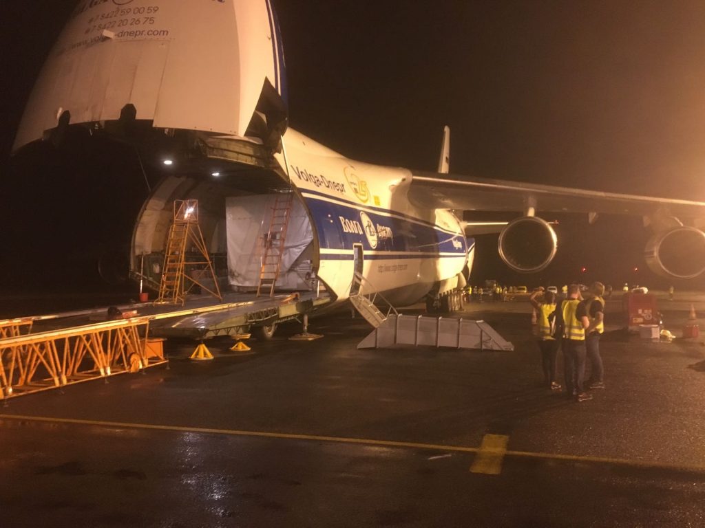 Imagem do satélite sendo retirado do avião Antonov, em que foi transportado da Alemanha à Guiana Francesa.