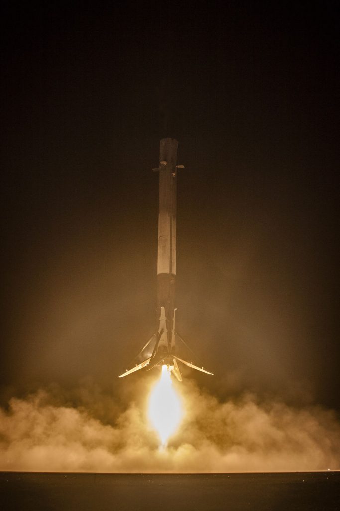 O Falcon 9, foguete reutilizável, é capaz de ir ao espaço, retornar à Terra e pousar em plataforma.