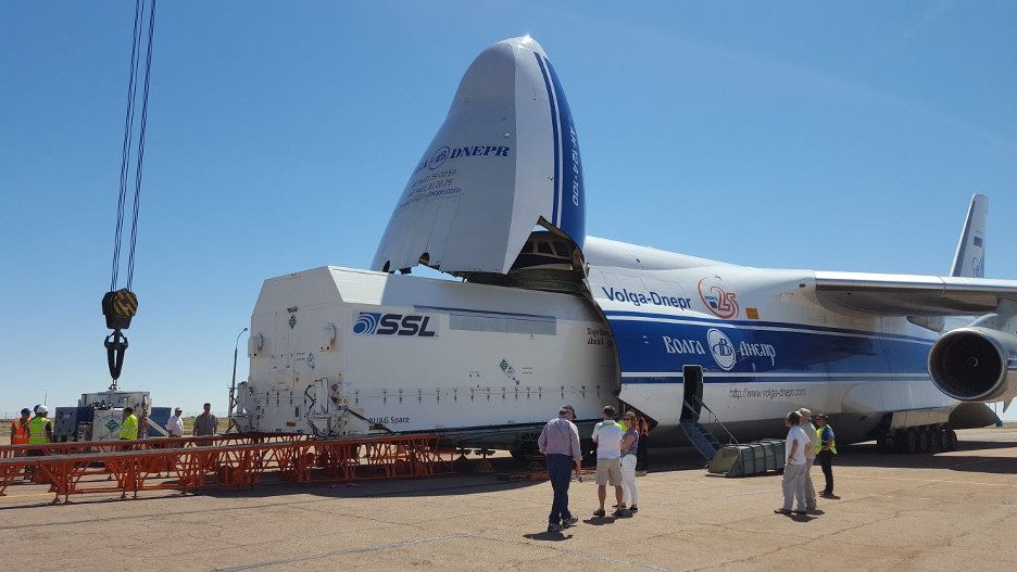 O satélite Amazonas 5 sendo retirado do avião Antonov. Ele viajou de Palo Alto (EUA) até o Cazaquistão.