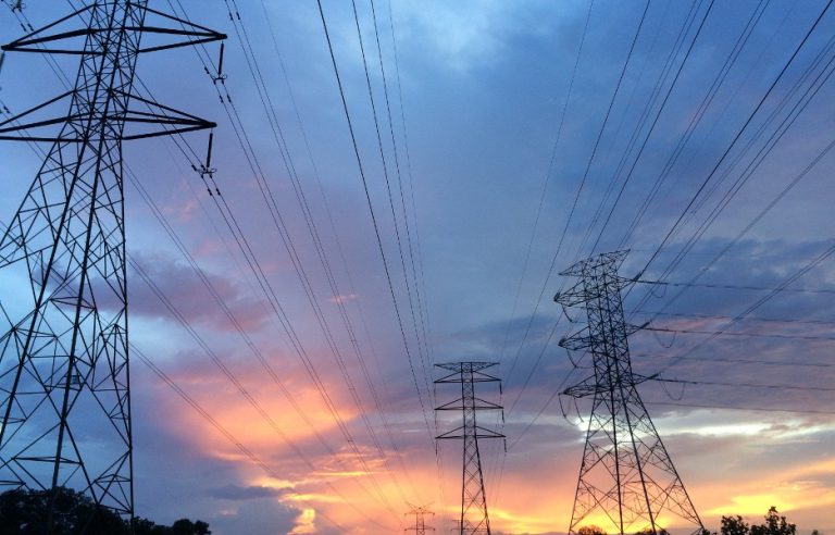 Foto de Pok Rie, via Pexels https://www.pexels.com/photo/cable-clouds-conductor-current-189524/
