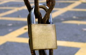 stockvault-padlock-on-a-rusty-chain-cadeado-corrente