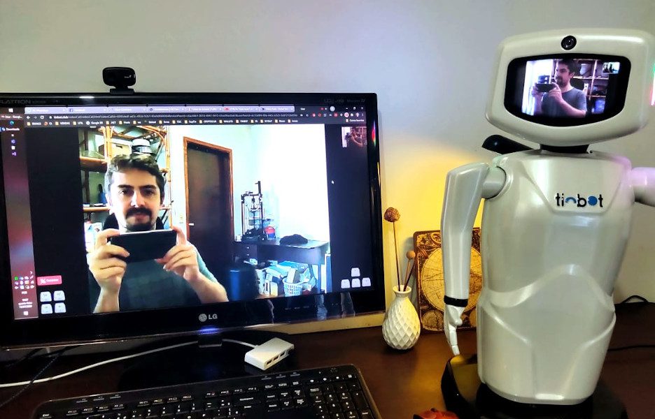 Robô brasileiro faz a interação entre pacientes e familiares em Maringá