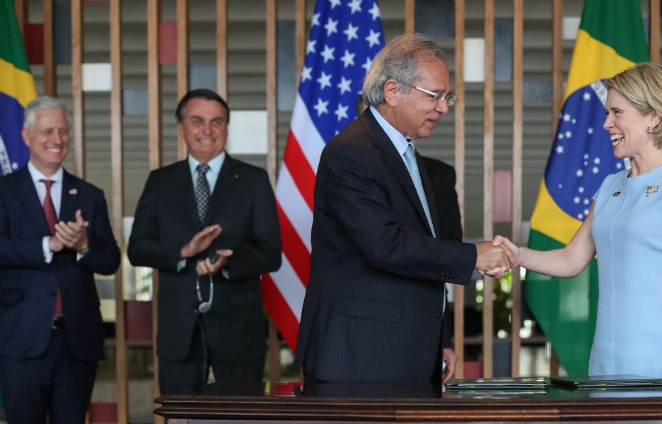 EUA prometem US$ 1 bi para o Brasil financiar infraestrutura, inclusive 5G