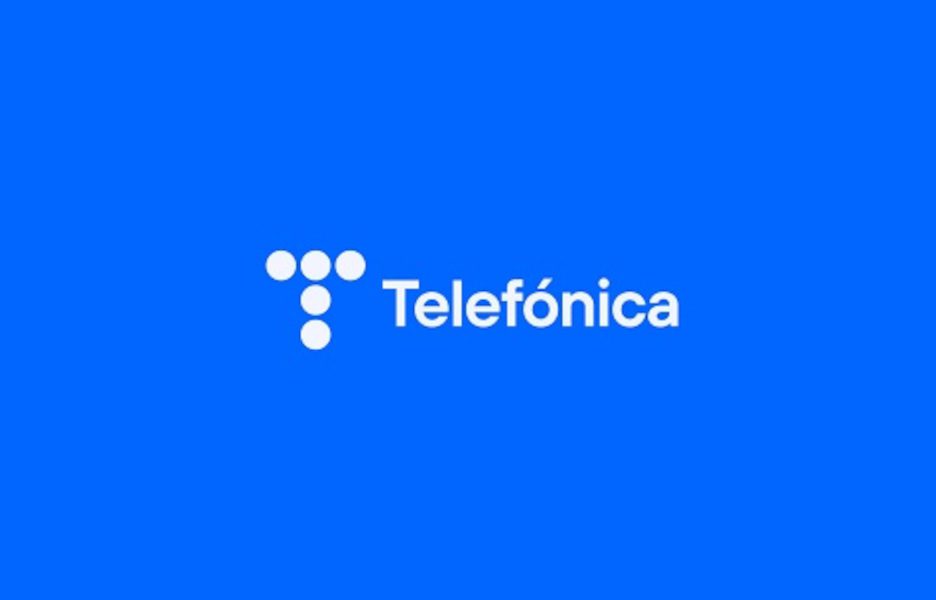 Logo do Grupo Telefónica. Fundo azul com a logo marca em branco, na qual se lê Telefónica