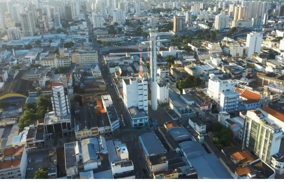 Centro de Campos dos Goytacazes, vista aérea com torre e telecomunicações ao centro e prédios em volta