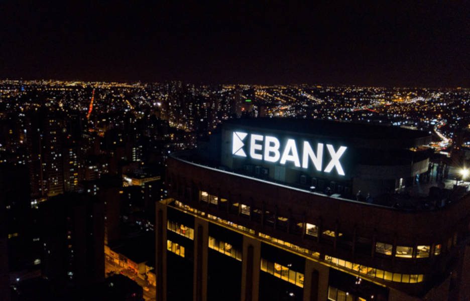 Luminoso da Ebanx em cima de prédio - Crédito: Divulgação