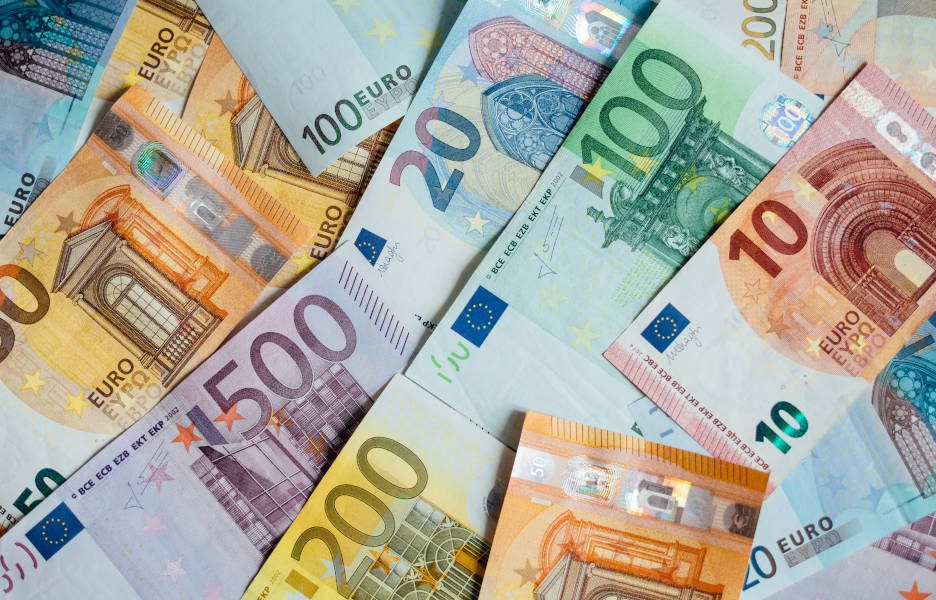 Notas de euro espalhadas em superfície plana - Crédito: Freepik