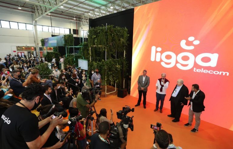 Divulgação do nome Ligga Telecom em evento.