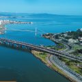 Vista aérea das pontes que ligam o continente à ilha de Florianópolis – SC (moviafilmes, FREEPIK)