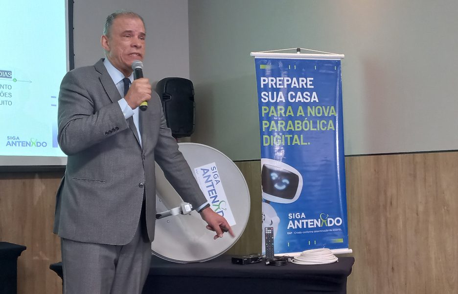 Leandro Guerra, CEO da Siga Antenado, mostra o kit gratuito que será instalado em São Paulo - crédito: Tele.Sintese