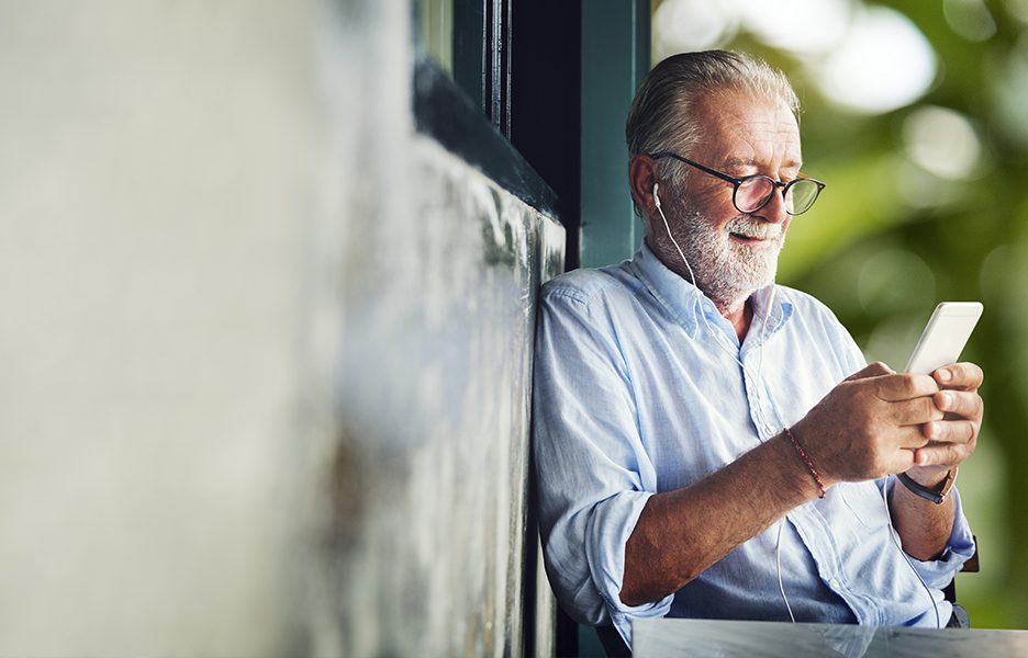 Pela primeira vez, IBGE registra uso da internet por maioria dos idosos