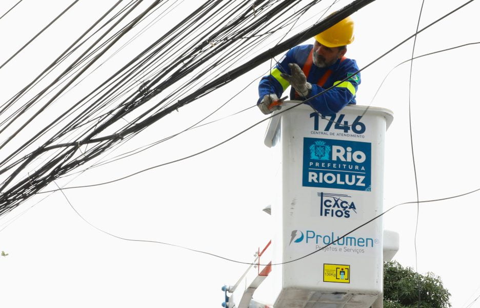 Iniciativa da Prefeitura do Rio de Janeiro visa a recolher fios soltos