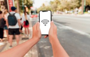 WiFi na rua no celular (crédito: Freepik)