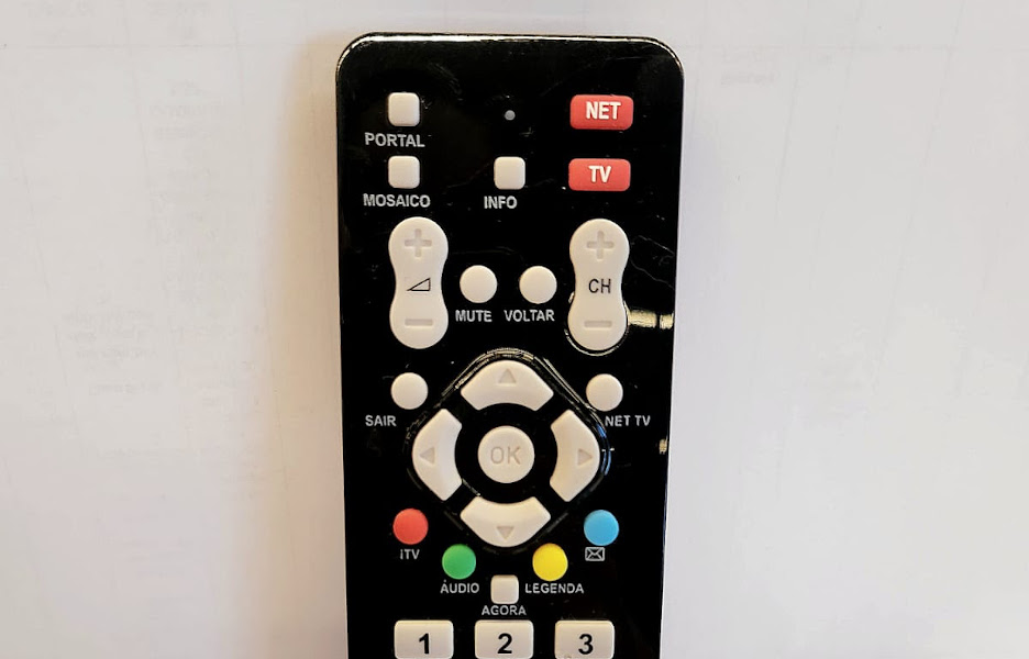 Controle remoto do serviço Claro tv+ produzido com plástico reciclado 