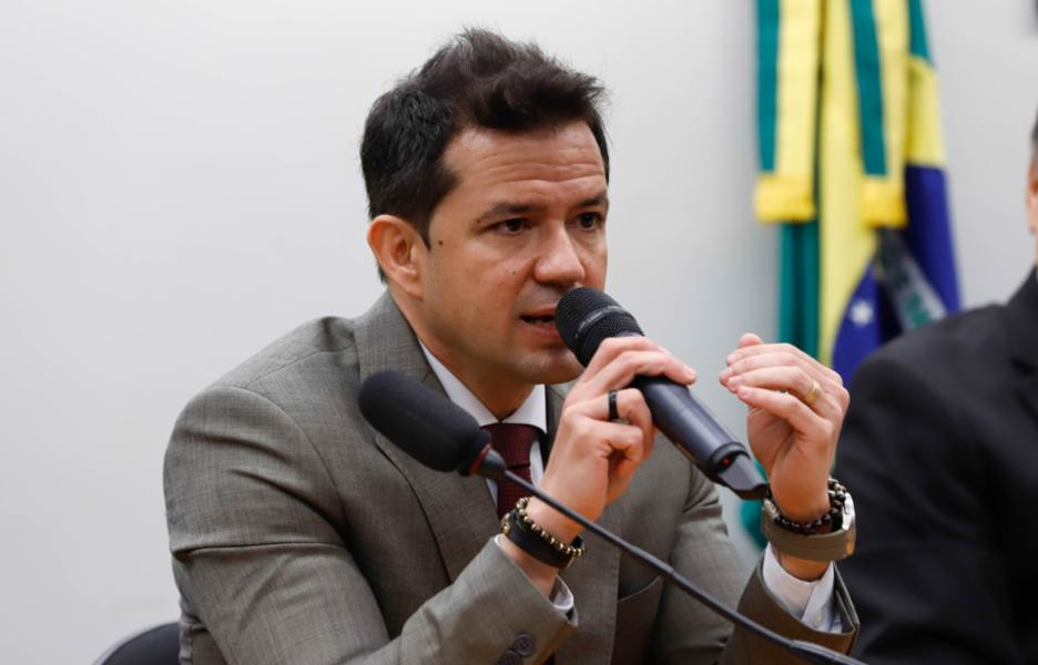Secretário de Desenvolvimento Industrial, Inovação, Comercio e Serviço, Uallace Moreira. | Foto: Gilmar Félix / Câmara dos Deputados