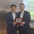 Carlos Cartaxo, CEO da Connectoway, recebe placa do pres. da Huawei Enterprise da América Latina, Jiahua Chen