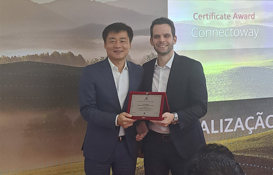 Carlos Cartaxo, CEO da Connectoway, recebe placa do pres. da Huawei Enterprise da América Latina, Jiahua Chen