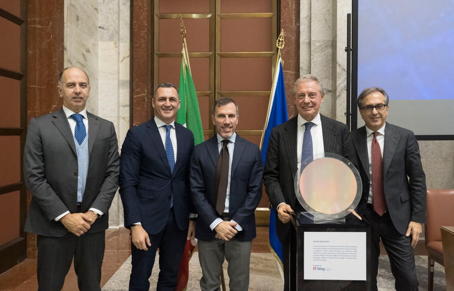 Autoridades do governo italiano e Pietro Labriola, CEO do Grupo TIM, diante do disco (wafer) de microchips de segurança desenvolvidos na Itália