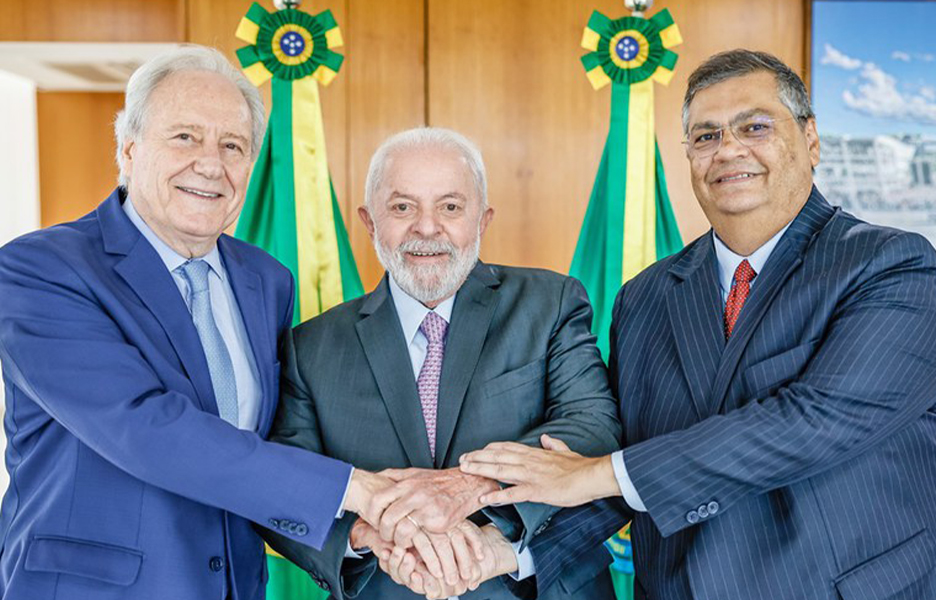 O presidente Lula entre novo ministro da Justiça, Ricardo Lewandowki, e seu antecessor, Flávio Dino | Foto: Ricardo Stuckert / PR