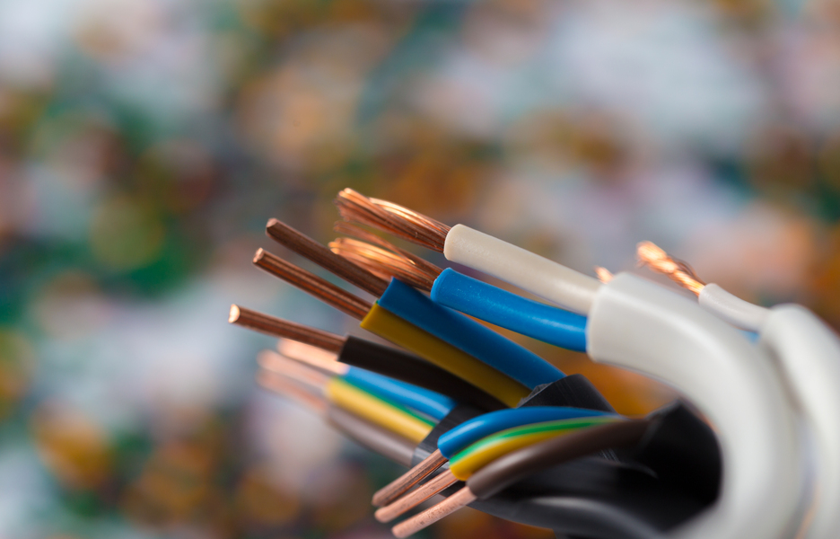 Imagem mostra fios de cobre encapados com películas de proteção coloridas