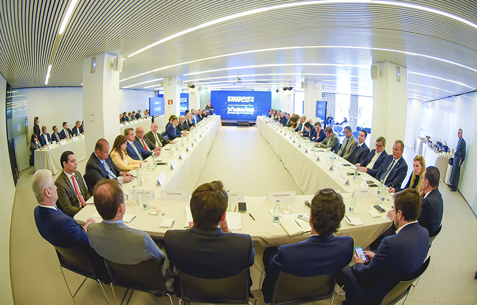 Reunião entre parlamentares e representantes de empresas, do MCom, da Anatel no MWC 2024, em Barcelona | Foto: MCom