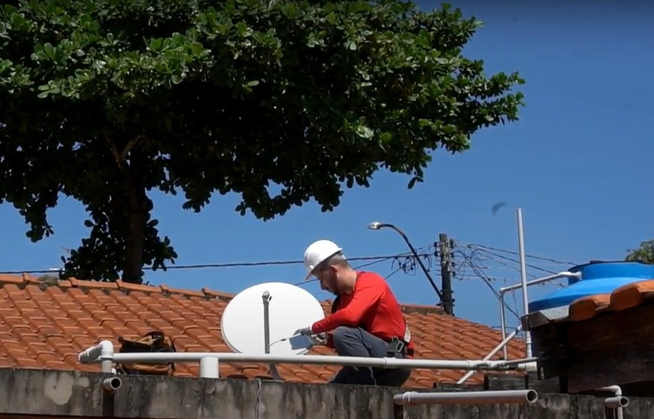Técnico da EAF instala a nova parabólica digital em casa de beneficiário do CadÚnico (Foto: Divulgação)