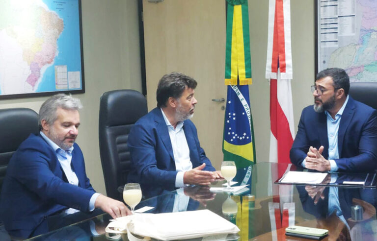 Da esquerda para direita - Gustavo Fonseca, presidente da SKY; Darío Werthein, presidente do Grupo Vrio e Wilson Lima, governador do Amazonas. (Divulgação)