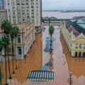 Prefeitura de Porto Alegre, à esquerda, e o Mercado Municipal, à direita, alagados, após chuva intensa (crédito: Gilvan Rocha/Agência Brasil)