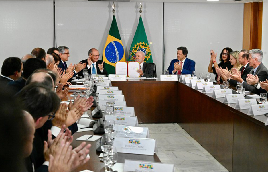 Presidente Lula sanciona lei que institui programa de Depreciação Acelerada ao lado de ministros | Foto: MDIC/Divulgação