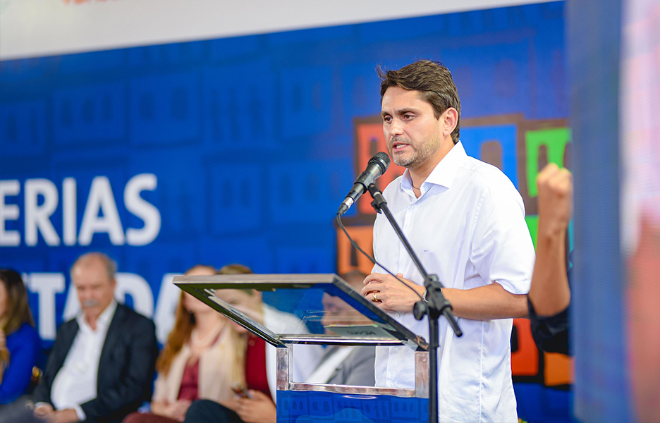 Juscelino Filho, ministro das Comunicações manifesta apoio à inclusão da internet na 'cesta básica' durante o lançamento do projeto Periferias Conectadas | Foto: MCom
