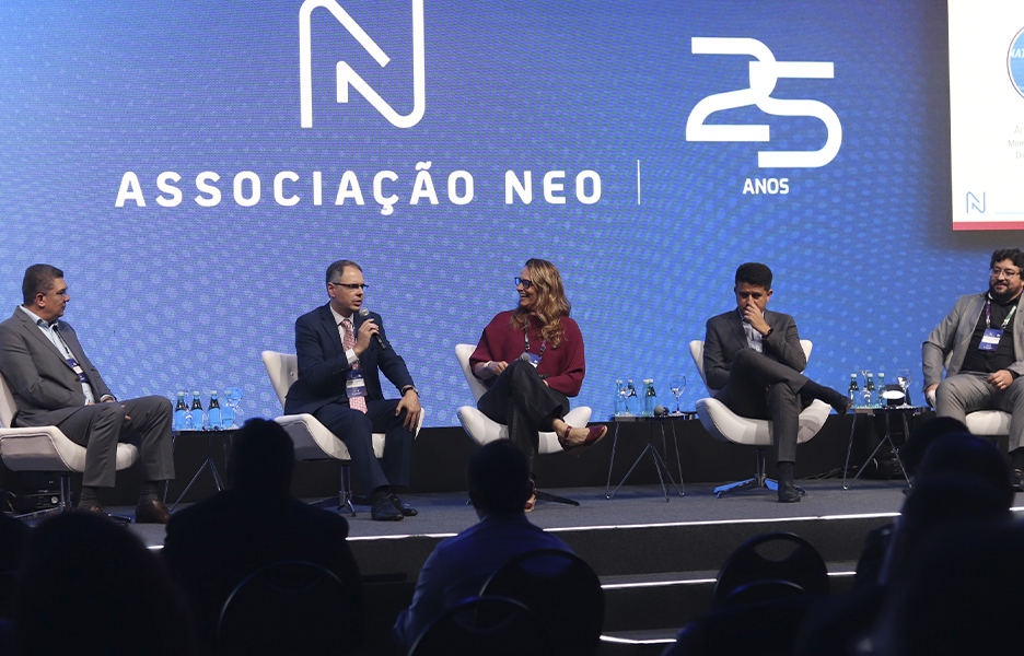 Artur Coimbra (segundo à esquerda) fala sobre nota técnica da Aneel para a resolução de compartilhamento de postes | Foto: Tele.Síntese