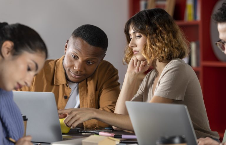 Claro abre 10 mil vagas gratuitas para formação de profissionais back-end