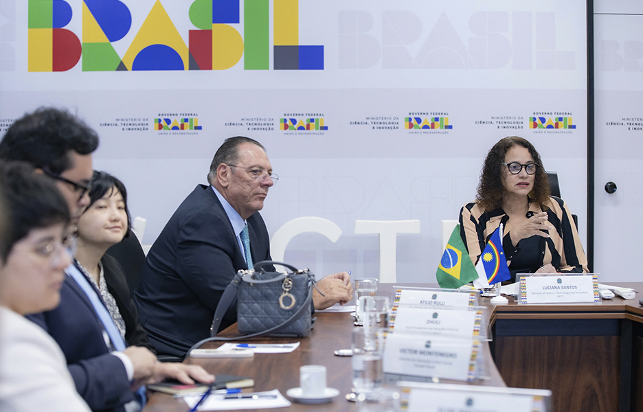 Ministra Luciana Santos (à dir.) se reúne com representantes da Huawei | Foto: Rodrigo Cabral/ MCTI