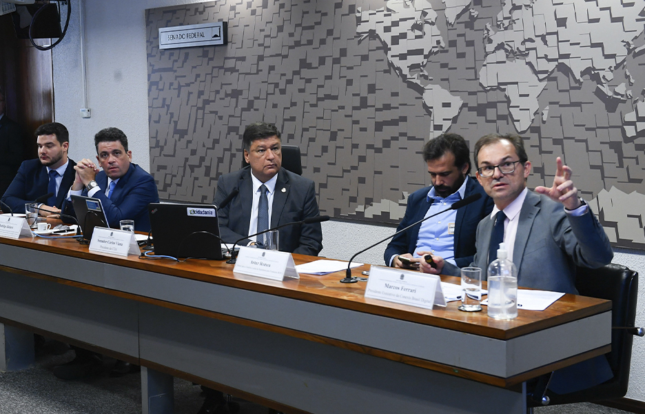 Marcos Ferrari (à direita), da Conexis, apresenta sugestões das teles para regulação de IA | Foto: Pedro França/Agência Senado