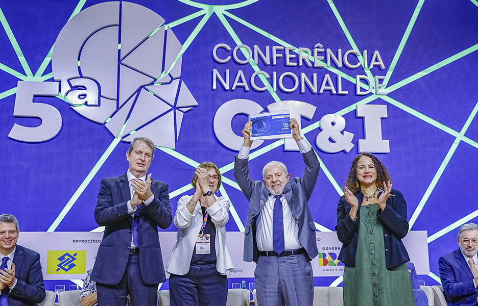Lula recebe Plano de IA com R$ 5,8 bi para infraestrutura
