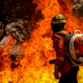 Brasília (DF), 24/08/2024 - Brigadistas do Instituto Brasília Ambiental e Bombeiros do Distrito Federal combatem incêndio em área de cerrado próxima ao aeroporto de Brasília. Foto: Marcelo Camargo/Agência Brasil