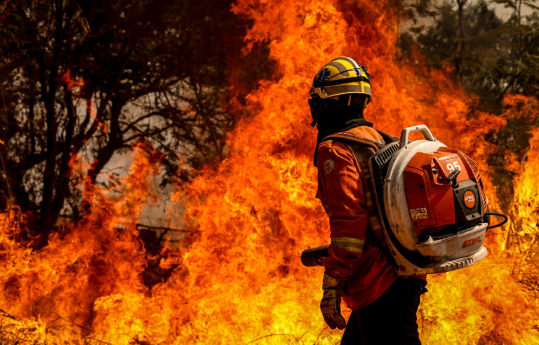 Brasília (DF), 24/08/2024 - Brigadistas do Instituto Brasília Ambiental e Bombeiros do Distrito Federal combatem incêndio em área de cerrado próxima ao aeroporto de Brasília. Foto: Marcelo Camargo/Agência Brasil