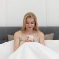 Celular na cama alerta para riscos de saúde e segurança no Brasil