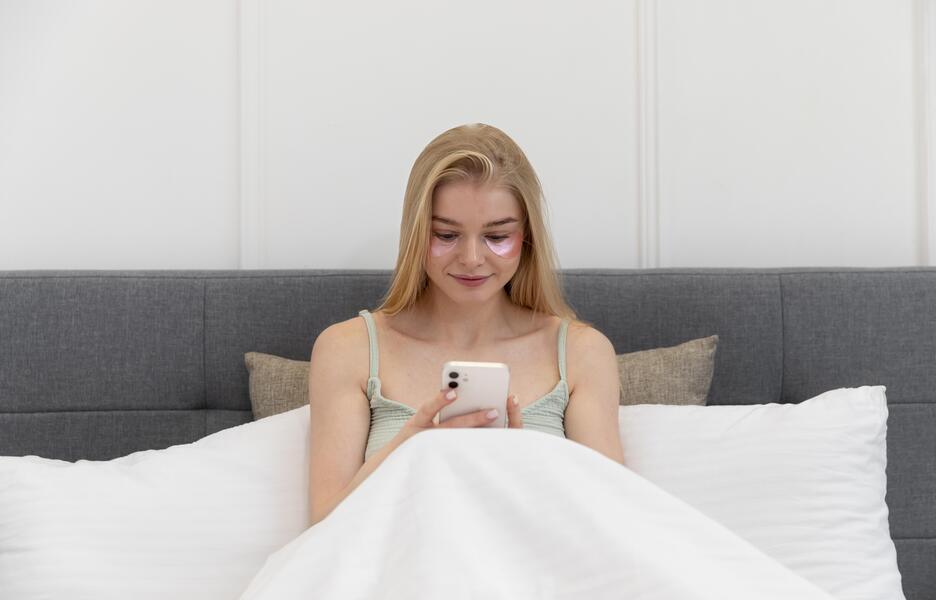 Celular na cama alerta para riscos de saúde e segurança no Brasil