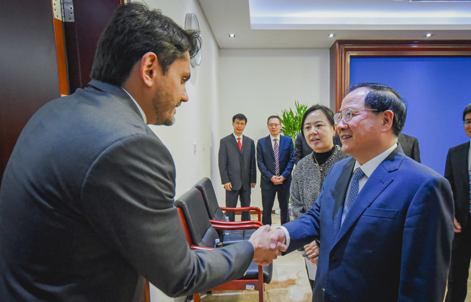 O ministro das Comunicações, Juscelino Filho, e o ministro da Indústria e Tecnologia da Informação da China, Jing Zhuanglong / FOTO: Kayo Sousa/MCom