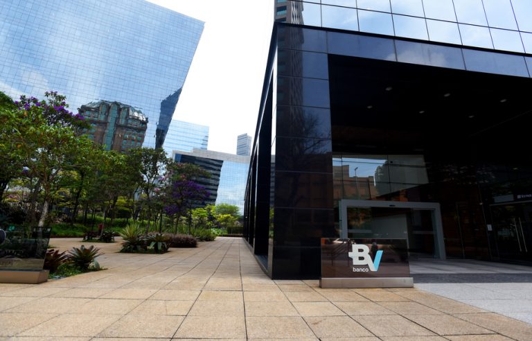 Banco BV oferece vagas afirmativas de estágio para mulheres negras