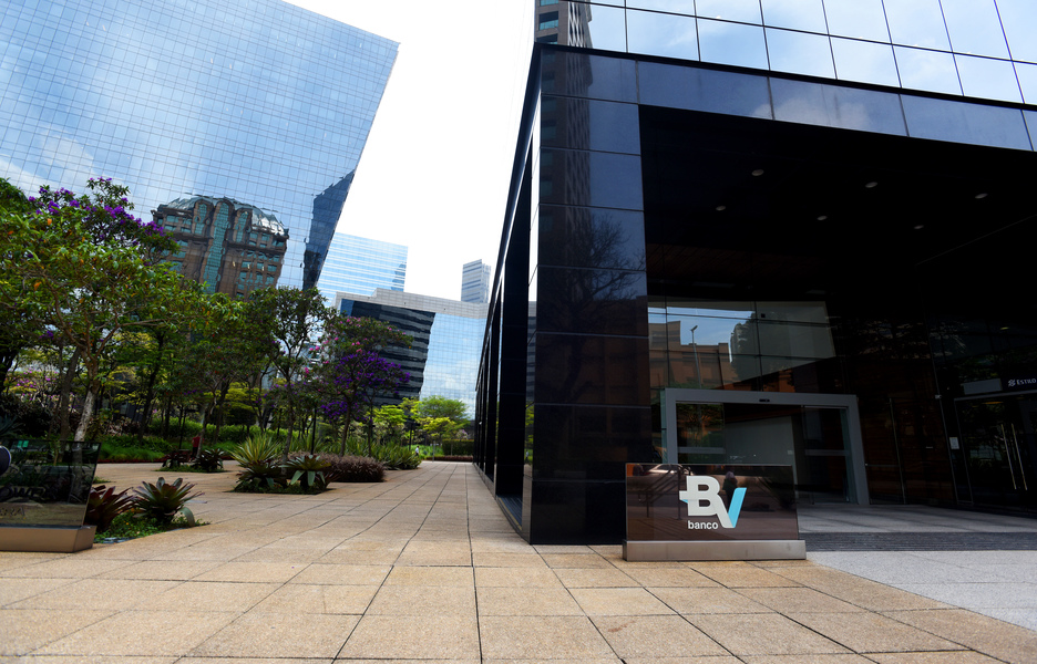 Banco BV oferece vagas de estágio para mulheres negras