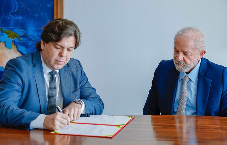 24.04.2025 - Posse de Frederico de Siqueira Filho como Ministro de Estado das Comunicações Presidente da República, Luiz Inácio Lula da Silva, dá posse a Frederico de Siqueira Filho como Ministro de Estado das Comunicações. Palácio do Planalto. Foto: Ricardo Stuckert / PR