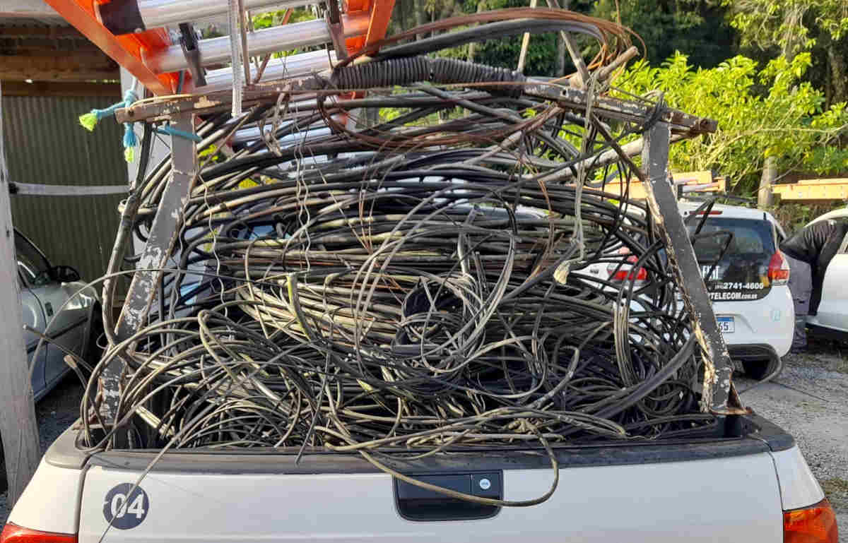 Teresópolis começa a retirar fios e cabos obsoletos na Tijuca