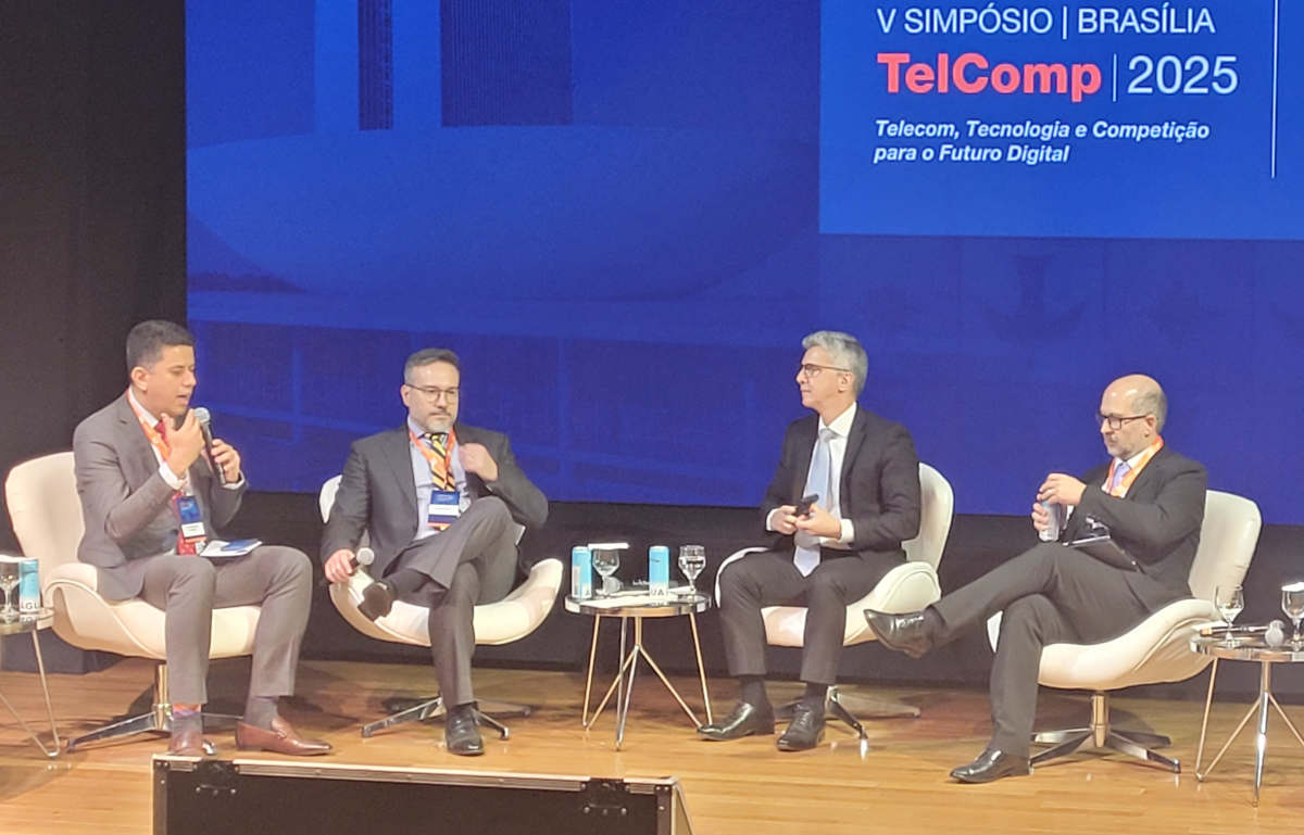 Da esquerda para a direita: Luiz Henrique Barbosa (presidente da TelComp); André Martins (CEO da NLT Telecom); Carlos Campos ( Diretor Geral na emnify Brasil); e Samy Uziel (Diretor Técnico da DATORA)