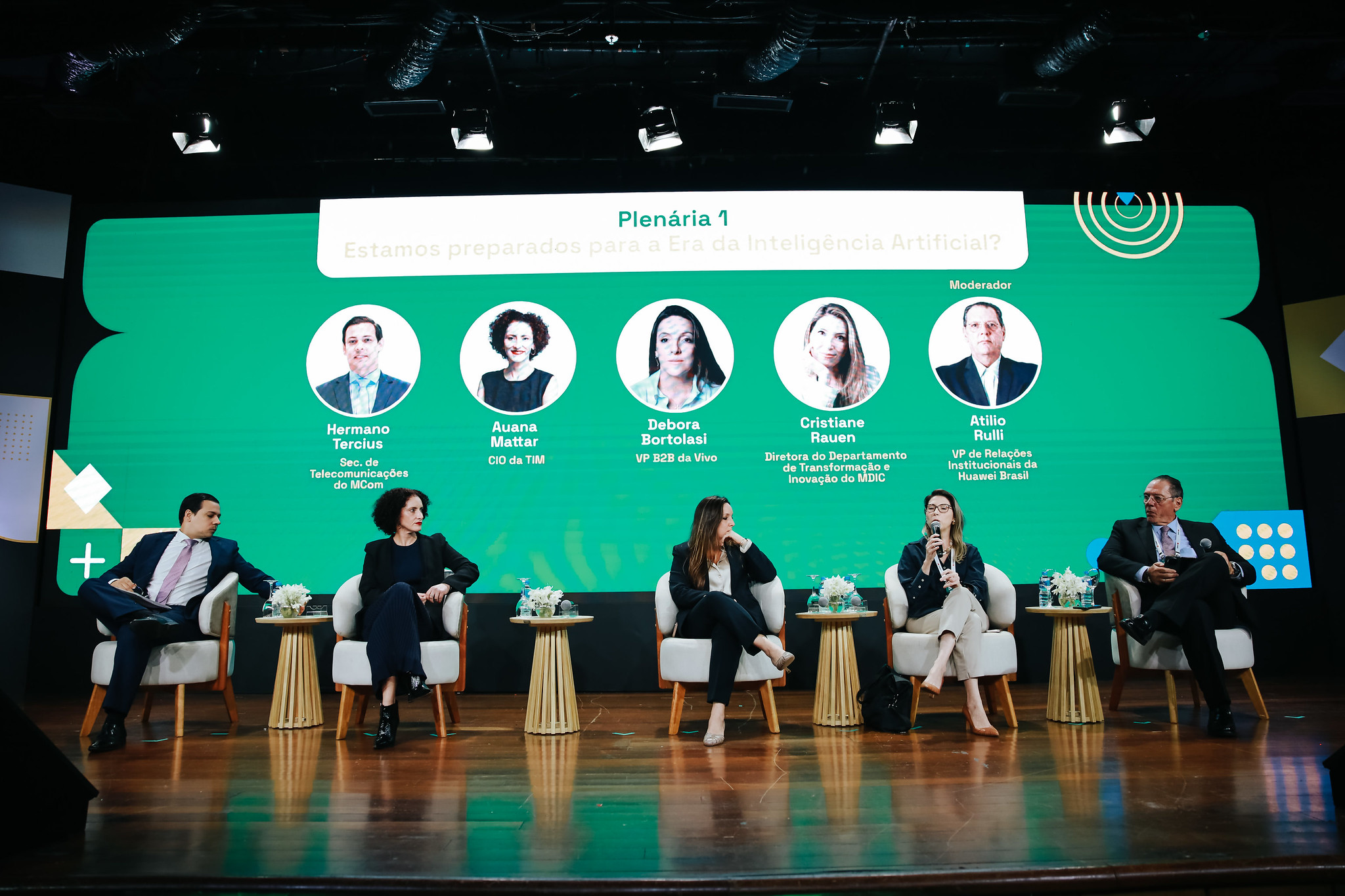 Foto: Plenária do Painel Telebrasil 2025 sobre discussão de IA entre governo e telcos/Créditos: Conexis/Leandro Lacerda Fotografia